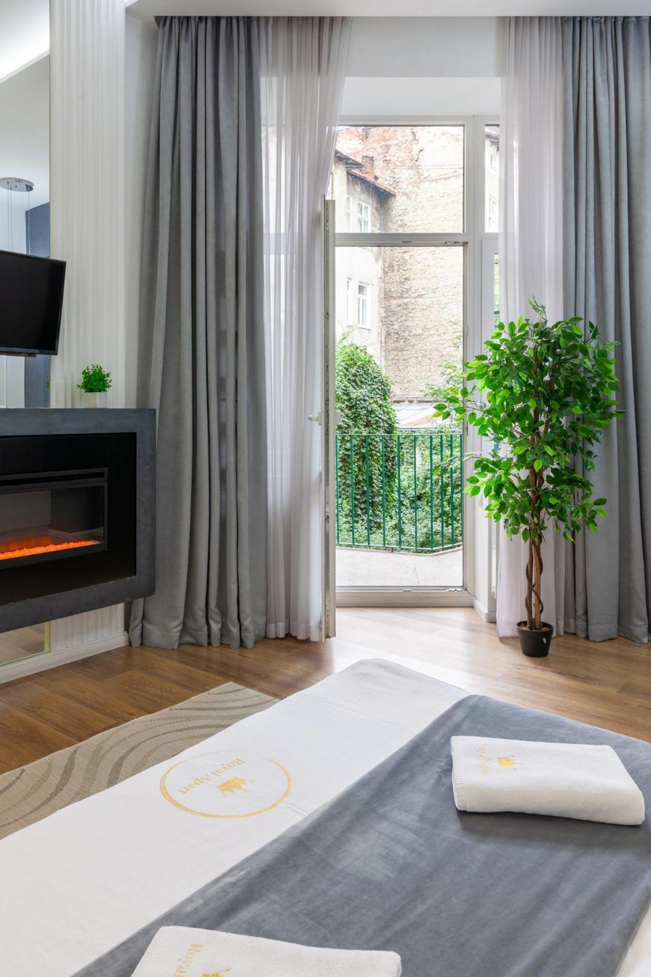 Royal Apartment On Franka 28 Лвив Екстериор снимка